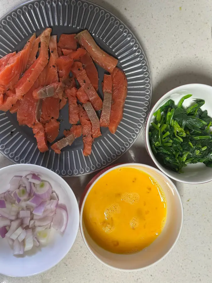 Children's favorite nutritious fast dish, carb-free salmon, spinach pizza step 0