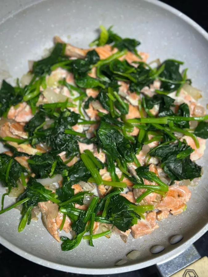 Children's favorite nutritious fast dish, carb-free salmon, spinach pizza step 0