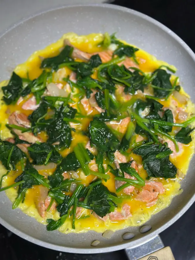 Children's favorite nutritious fast dish, carb-free salmon, spinach pizza step 0