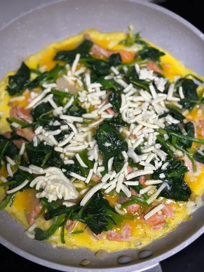 Children's favorite nutritious fast dish, carb-free salmon, spinach pizza step 0