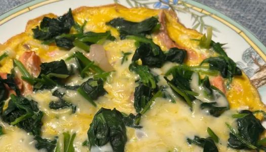 Children's favorite nutritious fast dish, carb-free salmon, spinach pizza