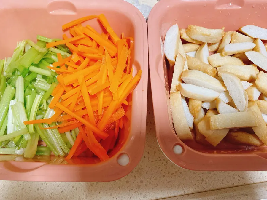 Stir-fried fish and tofu with celery and carrot shreds step 0