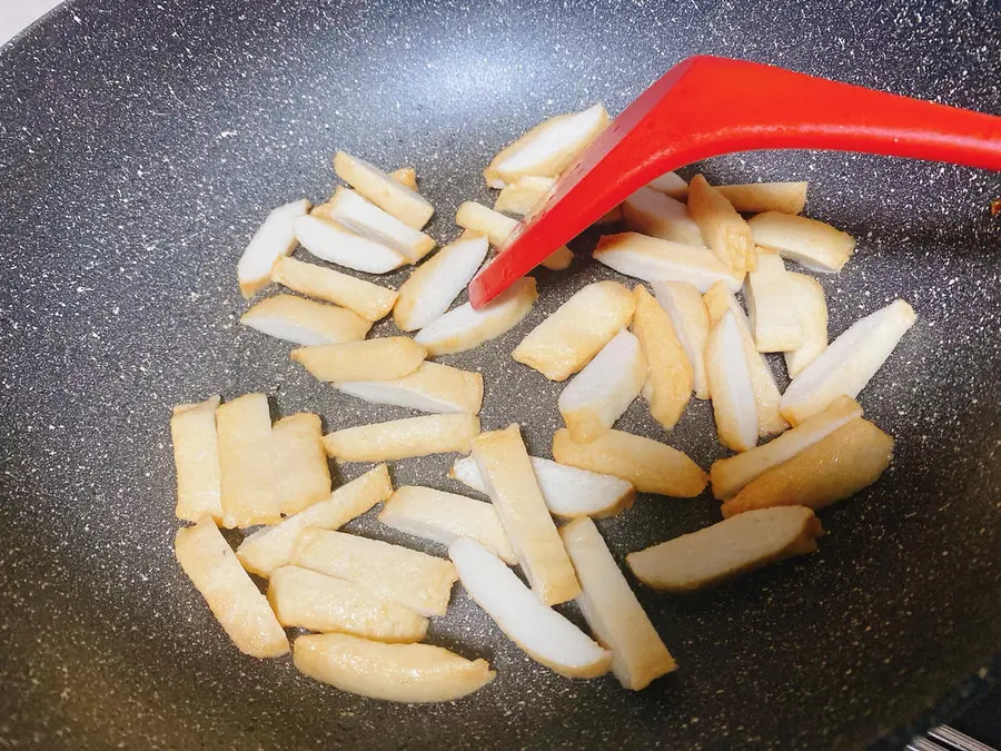 Stir-fried fish and tofu with celery and carrot shreds step 0