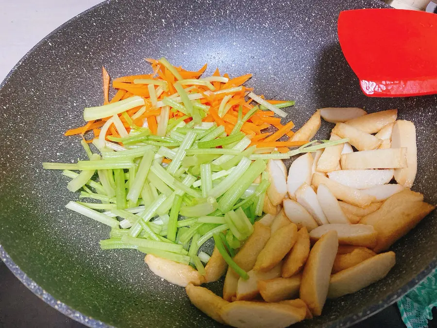 Stir-fried fish and tofu with celery and carrot shreds step 0