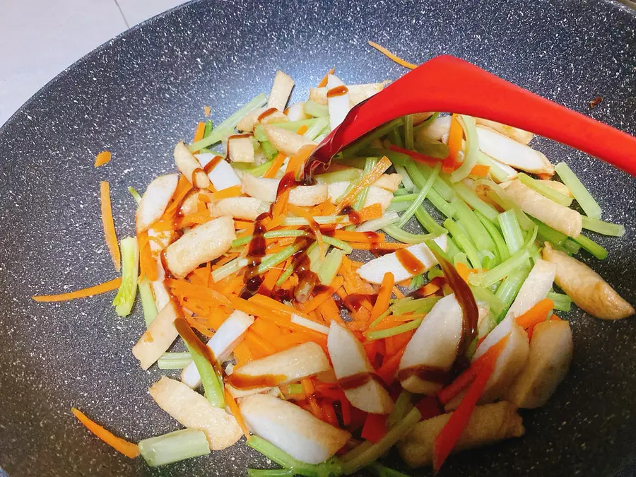 Stir-fried fish and tofu with celery and carrot shreds step 0