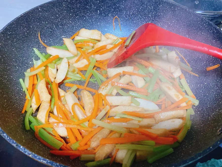 Stir-fried fish and tofu with celery and carrot shreds step 0