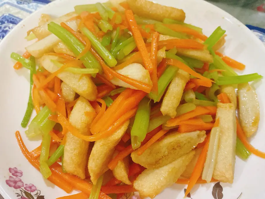 Stir-fried fish and tofu with celery and carrot shreds step 0