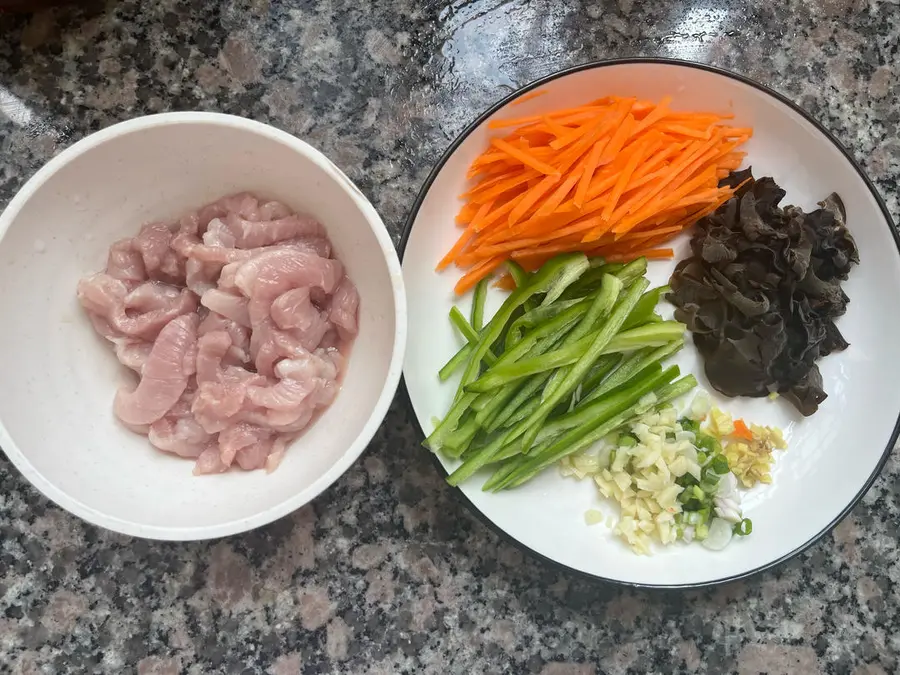 Fish-flavored shredded pork that is both appetizing and delicious to eat step 0