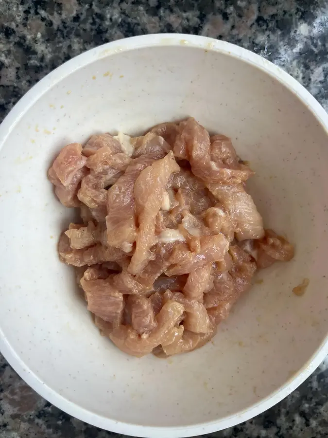 Fish-flavored shredded pork that is both appetizing and delicious to eat step 0