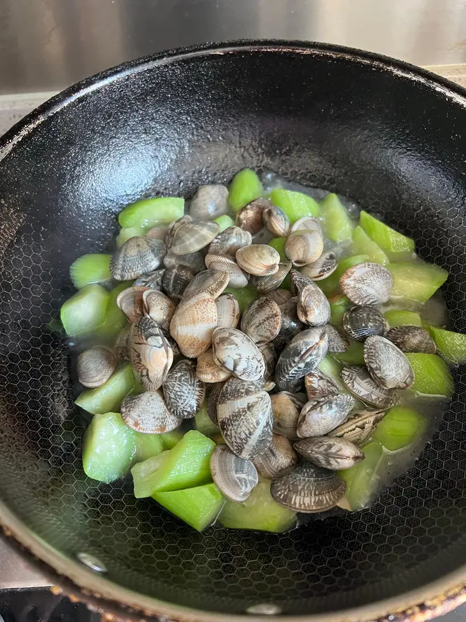 10 minutes simple and quick dish|Stir-fried clams  with loofah step 0