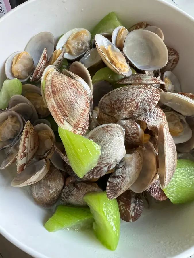 10 minutes simple and quick dish|Stir-fried clams  with loofah step 0