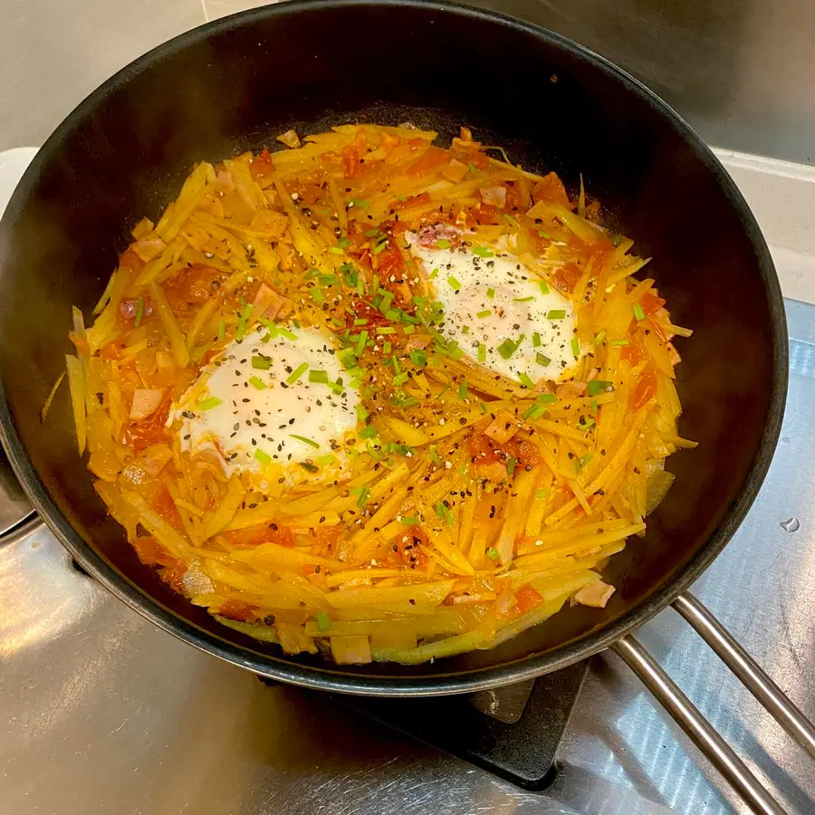 10 minutes of fast food, shredded potatoes and baked eggs step 0