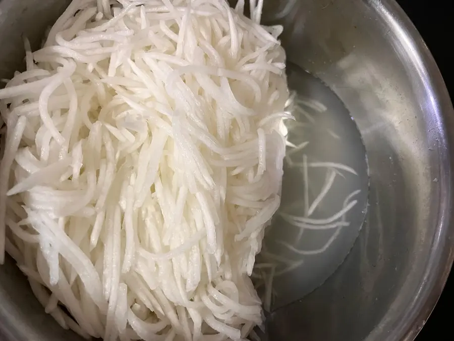 Sweet and delicious steamed radish balls (Kuaishou simple radish cake) step 0