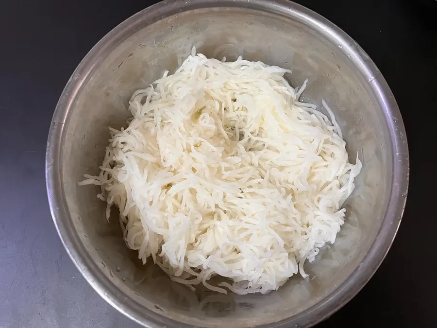 Sweet and delicious steamed radish balls (Kuaishou simple radish cake) step 0