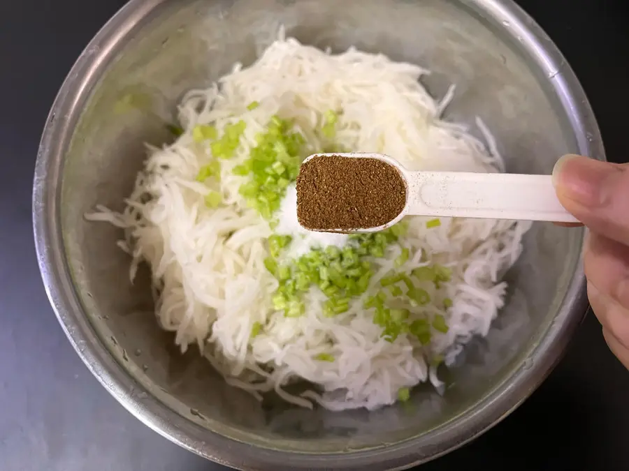 Sweet and delicious steamed radish balls (Kuaishou simple radish cake) step 0