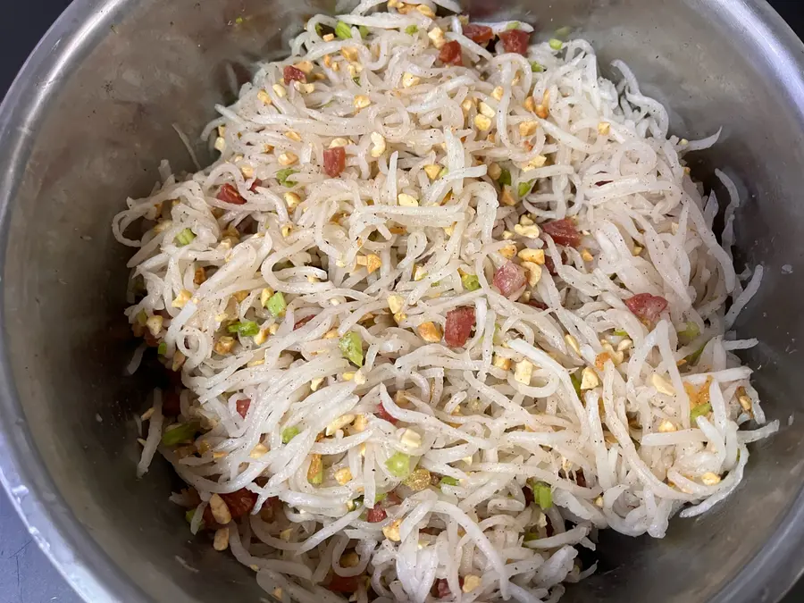 Sweet and delicious steamed radish balls (Kuaishou simple radish cake) step 0