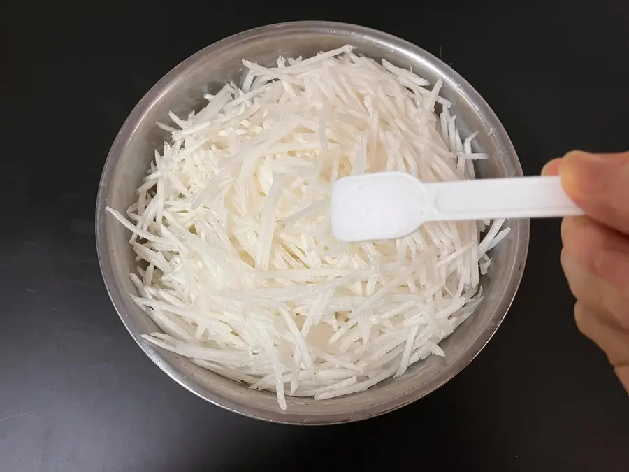 Sweet and delicious steamed radish balls (Kuaishou simple radish cake) step 0