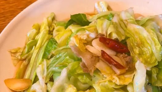 Tear cabbage with fast hands and meals