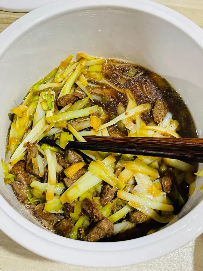 Super fast dish: stir-fried beef balls with leeks