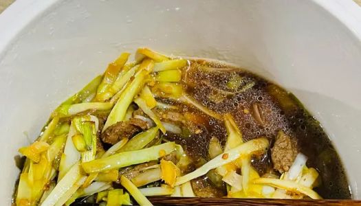 Super fast dish: stir-fried beef balls with leeks