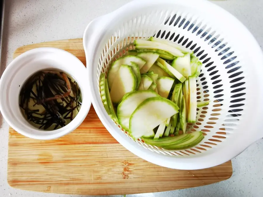 10 minutes of fast dish with scallion oil zucchini step 0