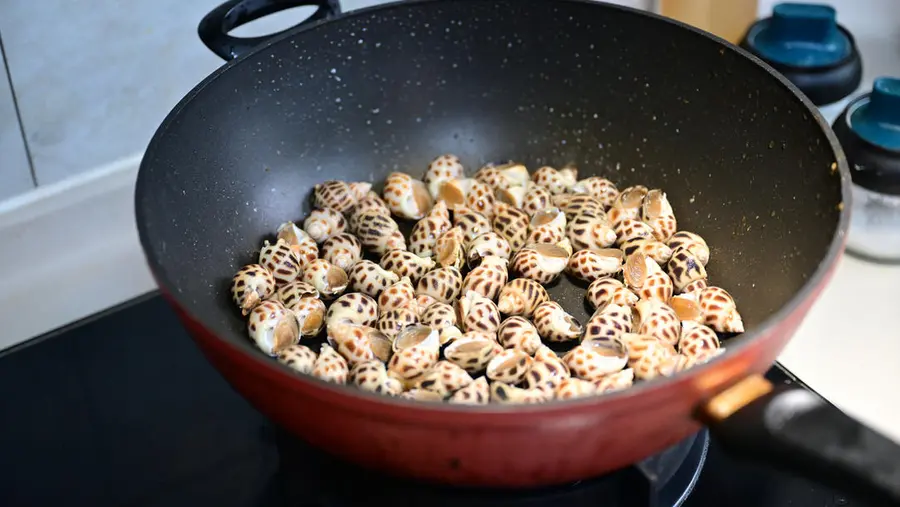 Delicious salt-baked snails step 0