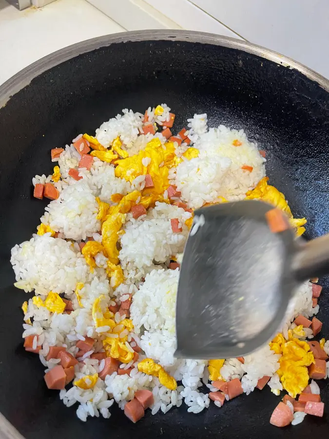 Fried rice with ham and sausage eggs - easy to learn and quick to handle step 0