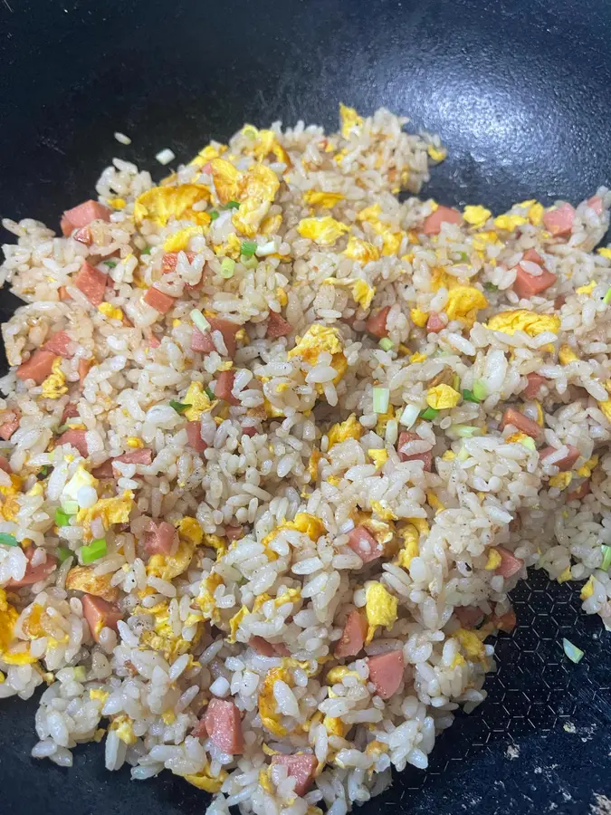 Fried rice with ham and sausage eggs - easy to learn and quick to handle step 0