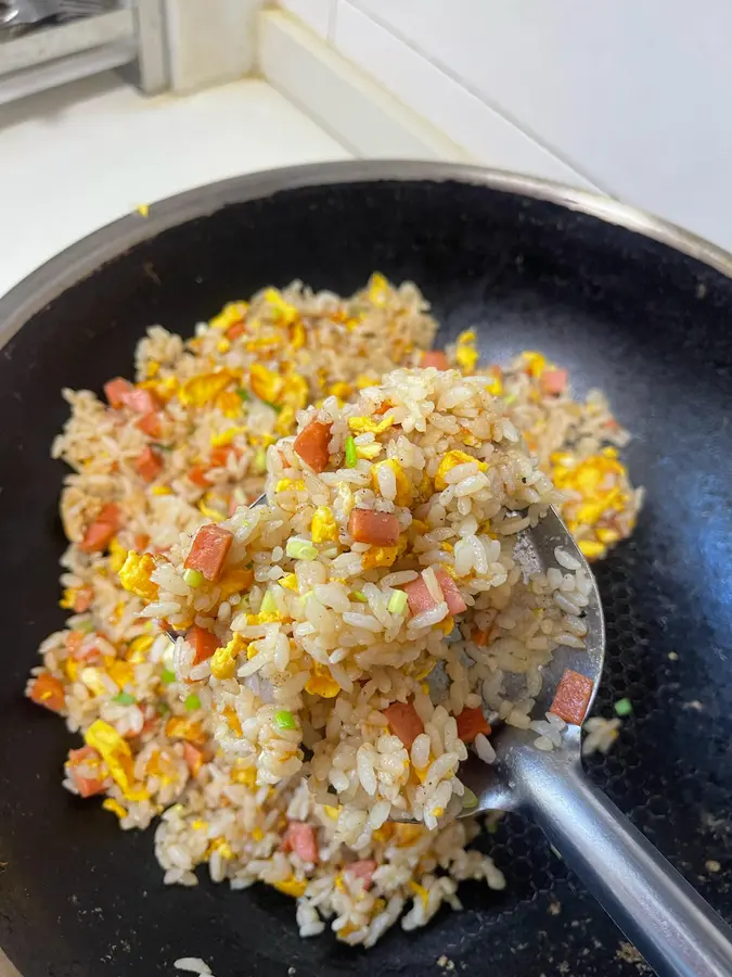 Fried rice with ham and sausage eggs - easy to learn and quick to handle step 0