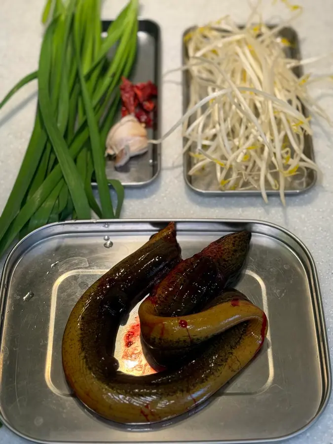 Kuaishou dish - fried eel with bean sprouts and leeks step 0