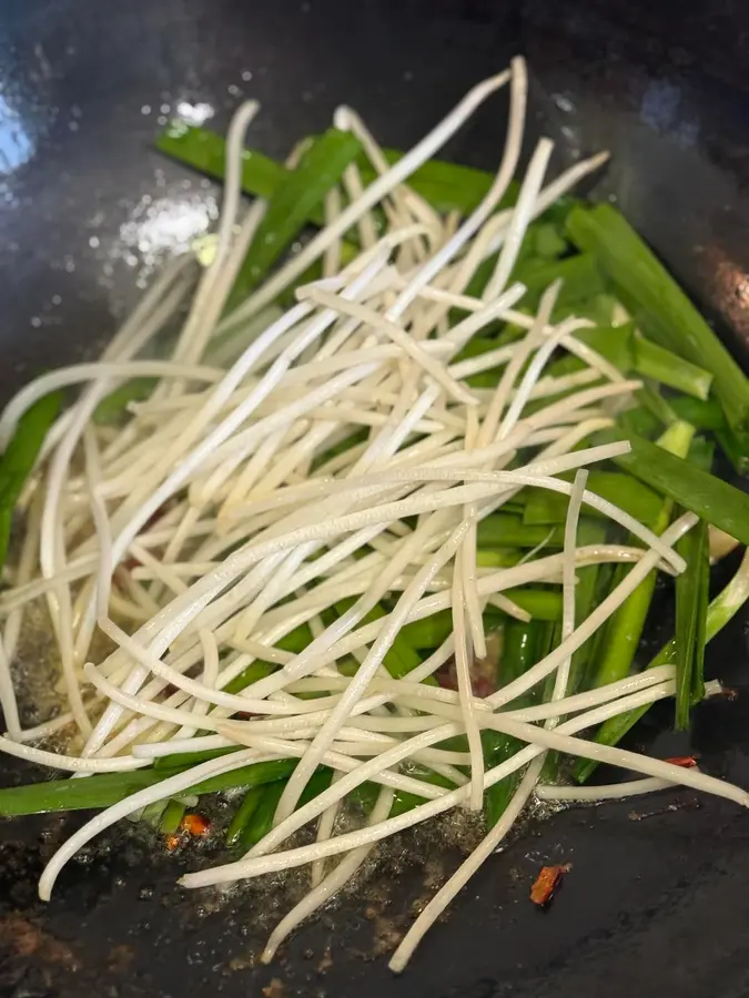 Kuaishou dish - fried eel with bean sprouts and leeks step 0