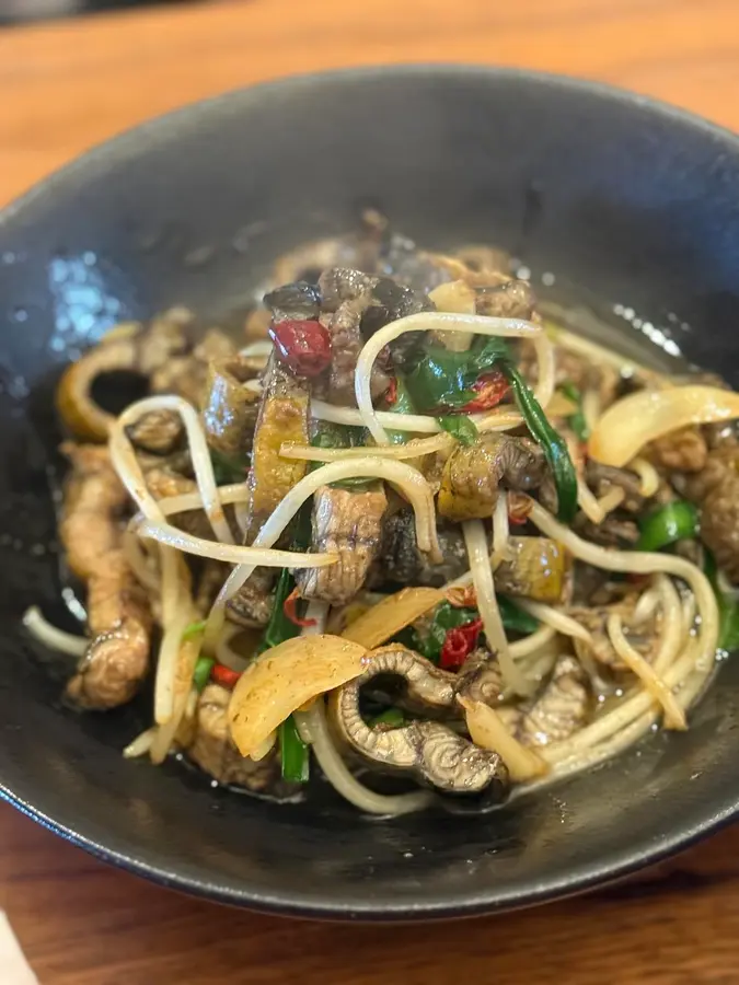 Kuaishou dish - fried eel with bean sprouts and leeks step 0