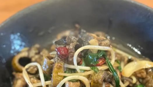 Kuaishou dish - fried eel with bean sprouts and leeks