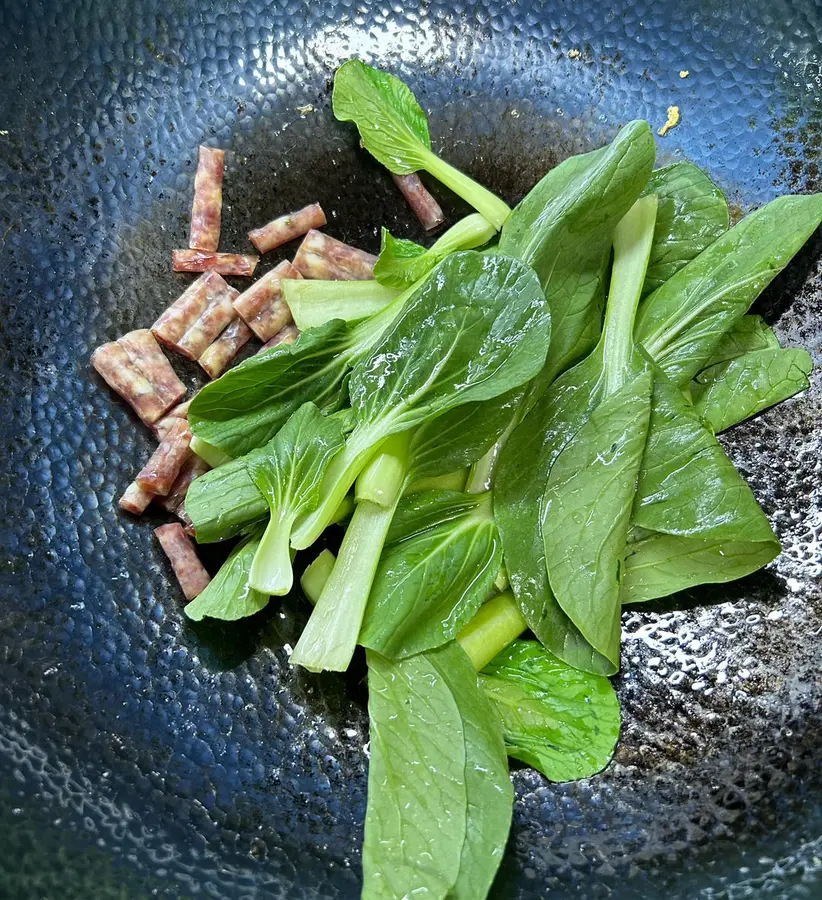 Stir-fried noodles (sausages, eggs) step 0