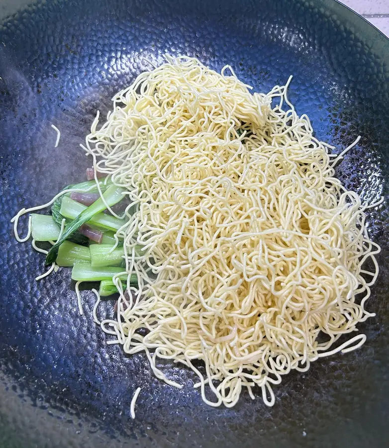 Stir-fried noodles (sausages, eggs) step 0