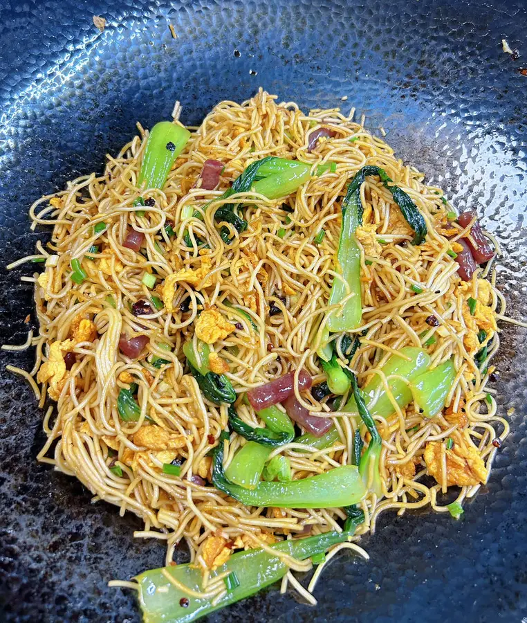 Stir-fried noodles (sausages, eggs) step 0