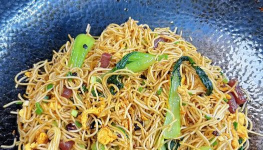 Stir-fried noodles (sausages, eggs)