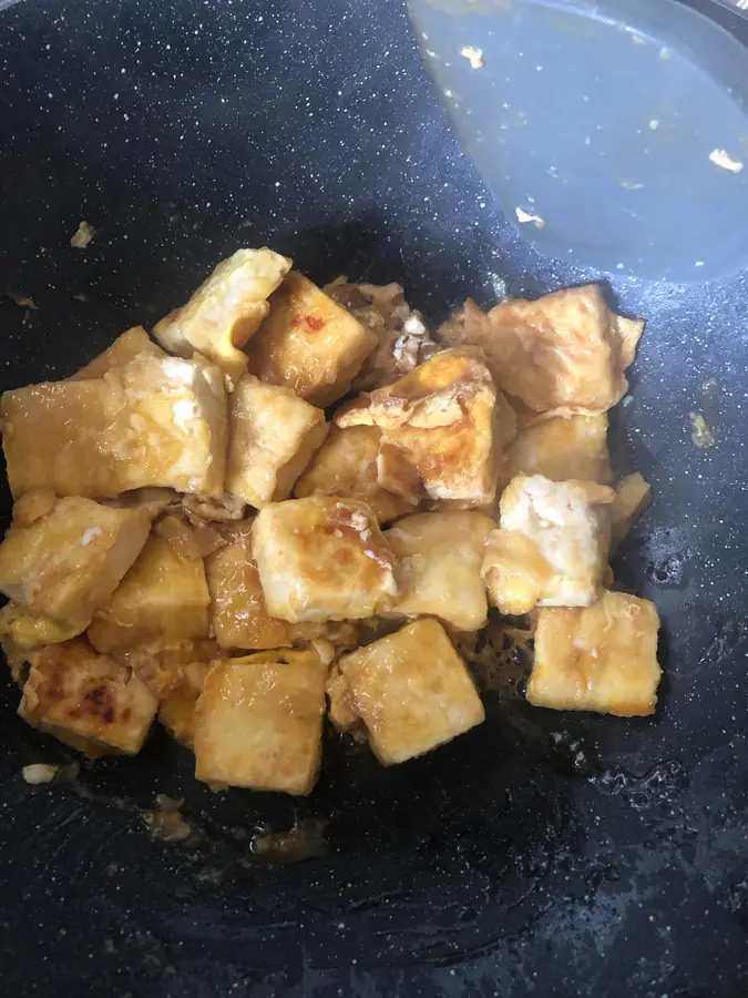 Fry the tofu quickly step 0