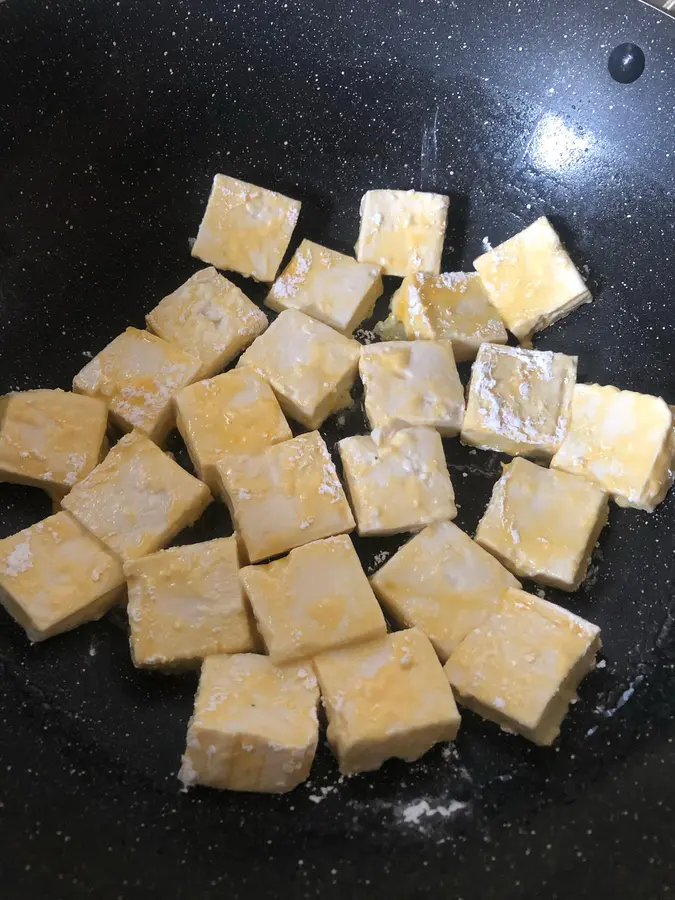 Fry the tofu quickly step 0