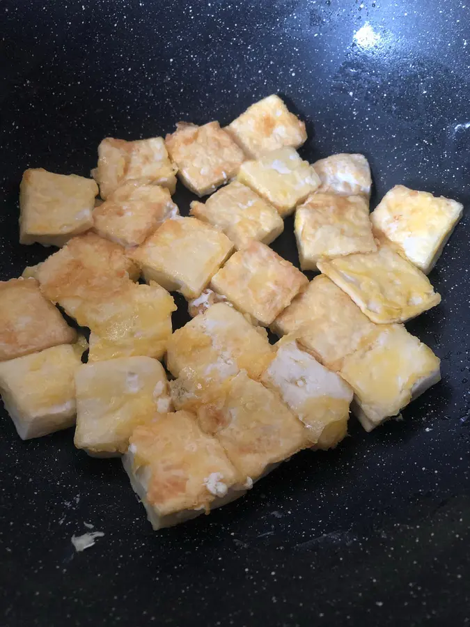 Fry the tofu quickly step 0