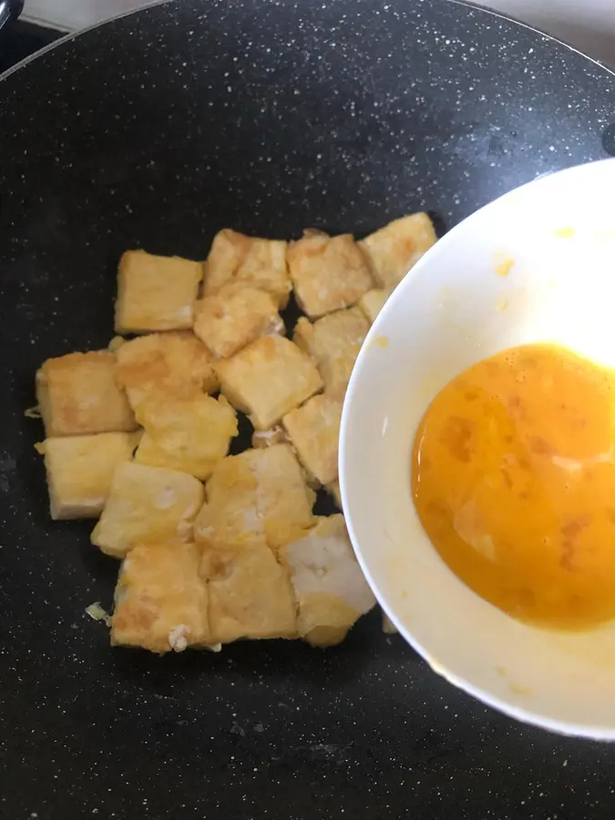 Fry the tofu quickly step 0