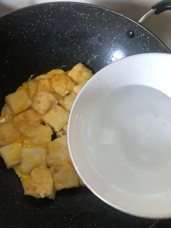 Fry the tofu quickly step 0