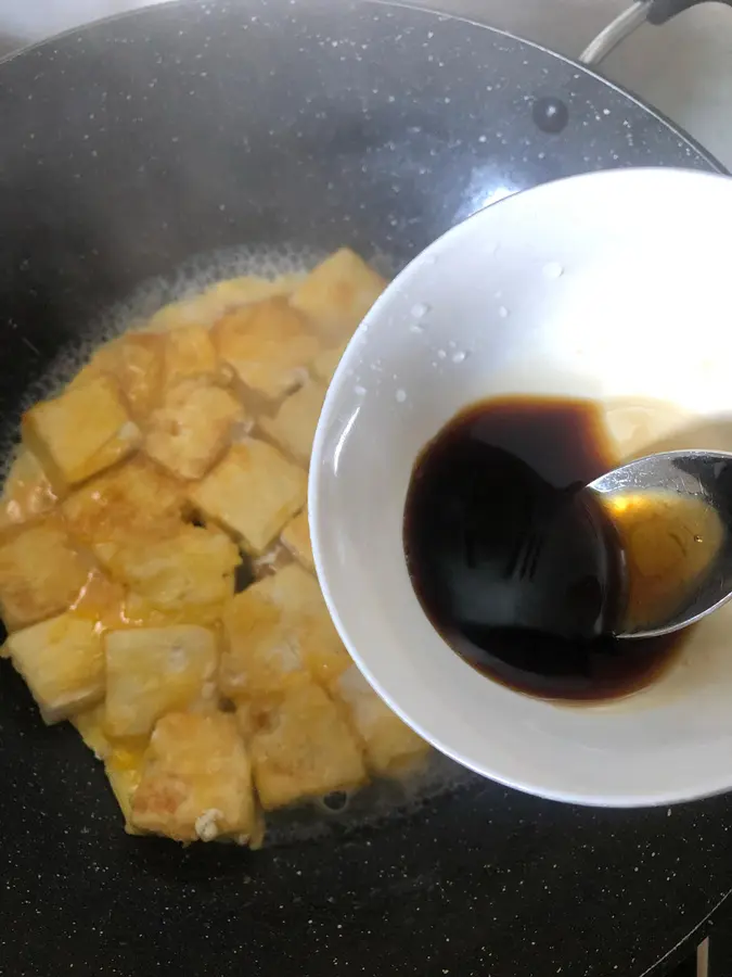 Fry the tofu quickly step 0