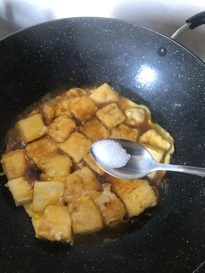 Fry the tofu quickly step 0