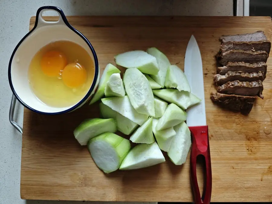 It's the season to eat loofah again, arrange this dish of loofah beef scrambled eggs, tender and sweet, and you will fall in love with it once you eat it step 0