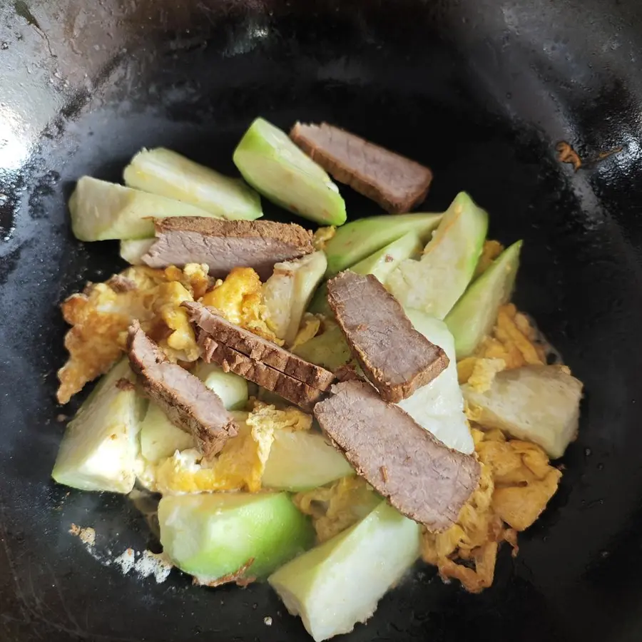 It's the season to eat loofah again, arrange this dish of loofah beef scrambled eggs, tender and sweet, and you will fall in love with it once you eat it step 0