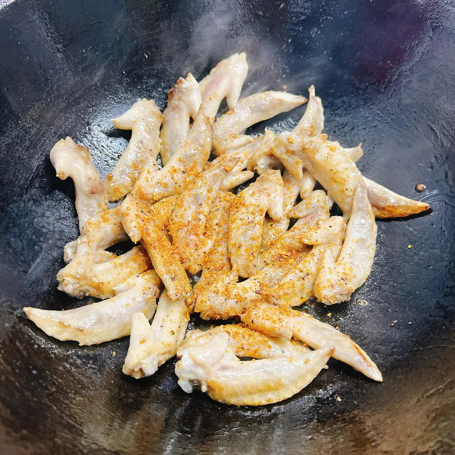 Stir-fry the wingtips with mixed vegetables step 0