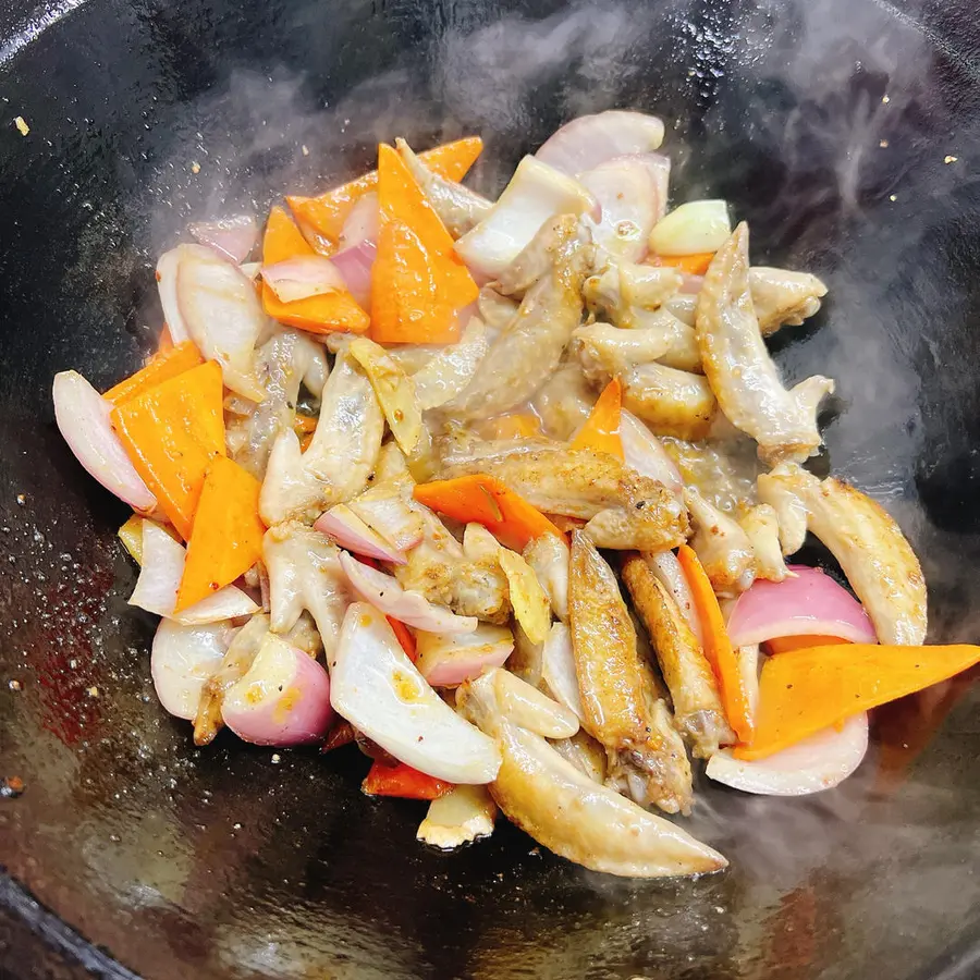 Stir-fry the wingtips with mixed vegetables step 0