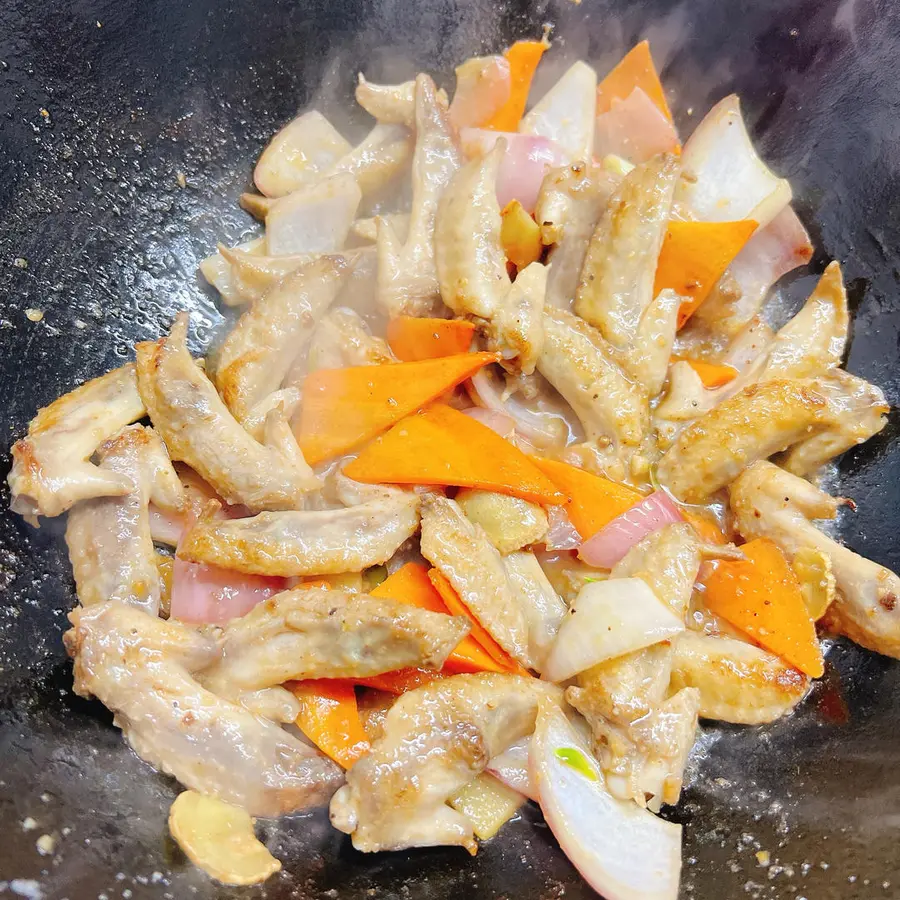 Stir-fry the wingtips with mixed vegetables step 0