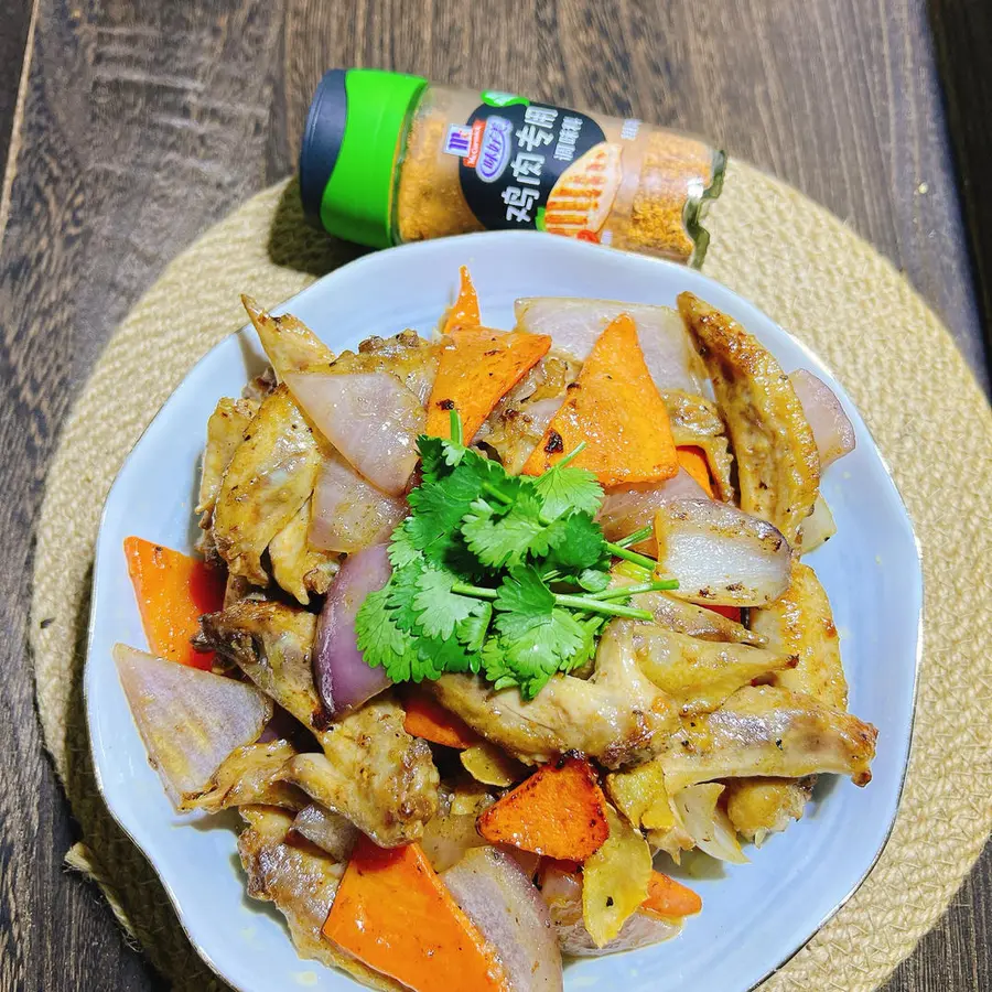 Stir-fry the wingtips with mixed vegetables step 0